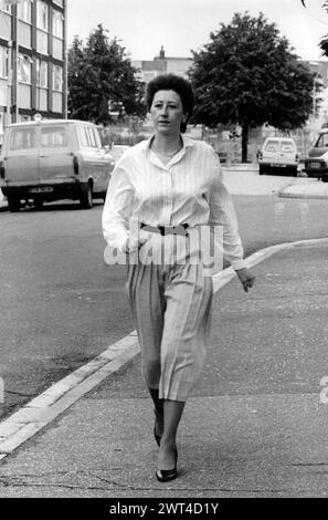 5-JÄHRIGES MÄDCHEN ENTFÜHRT UND VERGEWALTIGT CHARLES DICKENS SCHULE, PORTSMOUTH WPC CAROL ORMISHER 'TANTE', DIE SICH UM DAS FÜNFJÄHRIGE OPFER KÜMMERT.1987 BILD MIKE WALKER 1987 Stockfoto