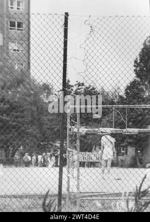 5-JÄHRIGES MÄDCHEN ENTFÜHRTE UND VERGEWALTIGTE CHARLES DICKENS SCHULE, PORTSMOUTH DAS LOCH IM SCHULZAUN 1987 PIC MIKE WALKER 1987 Stockfoto