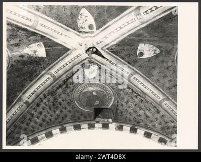 Toskana Siena Asciano Casa Corboli. Hutzel, Max 1960-1990 profanes Gebäude aus dem 13. Bis 14. Jahrhundert. Im Oratorium befinden sich Fresken, die die vier Jahreszeiten und andere weltliche Szenen darstellen. Antiquitäten: Polychromes Mosaik aus dem 2. Jahrhundert n. Chr., Maskaron oder möglicher Brunnen. Zwei Mosaike im Untergeschoss des Gebäudes. Sie haben geometrische Muster mit verbundenen Kreisen und pflanzlichen Rosetten. An der Grenze befinden sich vierzackige Stern-, Dreieck- und Zunge- und Dart-Motive. Quadrate, die durch Salomons Knoten verbunden sind. Hinweise zum Objekt Zunge und Dart: Es sind keine Negative von Asciano verfügbar, siehe „Mosaike“ für montierte Platte Stockfoto