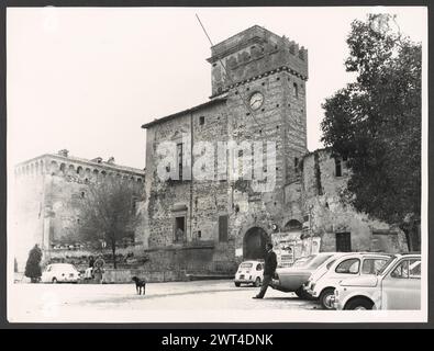 Lazio Rieti Stimigliano Torre dell'orlogio. Hutzel, Max 1960-1990 postmittelalterliche Architektur. Der Turm dient als Haupteingang der Stadt und ist mit dem Wappen der Orsini-Familie und Zinnen auf dem Gebäude verziert. Der in Deutschland geborene Fotograf und Gelehrte Max Hutzel (1911–1988) fotografierte in Italien von den frühen 1960er Jahren bis zu seinem Tod. Das Ergebnis dieses Projektes, von Hutzel als Foto Arte Minore bezeichnet, ist eine gründliche Dokumentation der kunsthistorischen Entwicklung in Italien bis zum 18. Jahrhundert, einschließlich der Objekte der Etrusker und Römer sowie des frühmittelalterlichen Ro Stockfoto