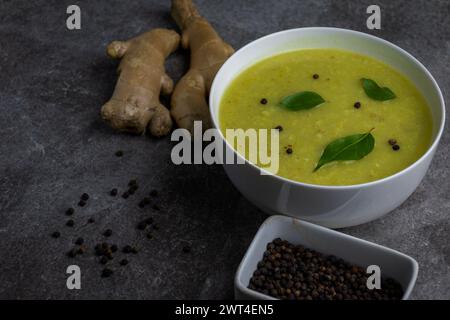 Nombu Kanji ist ein sehr beliebter Haferbrei, der während des ramadan hergestellt wird. Es kann aus Gemüse oder Fleisch hergestellt werden. Stockfoto