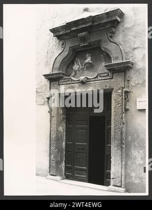 Lazio Rieti Rieti S. Agnese. Hutzel, Max 1960-1990 postmittelalterliche Architektur, Skulptur, Malerei. Diese Kirche wurde in der ersten Hälfte des 16. Jahrhunderts erbaut und 1748 umgebaut. Aus dieser Zeit stammen auch die Deckenfresken und zwei Gemälde, die Madonna des Rosenkranzes und S. Agnese e la Beata Colomba von Emanuele Alfani. Der in Deutschland geborene Fotograf und Gelehrte Max Hutzel (1911–1988) fotografierte in Italien von den frühen 1960er Jahren bis zu seinem Tod. Das Ergebnis dieses Projekts, von Hutzel als Foto Arte Minore bezeichnet, ist eine gründliche Dokumentation der kunsthistorischen Entwicklung in Italien bis hin zum Stockfoto