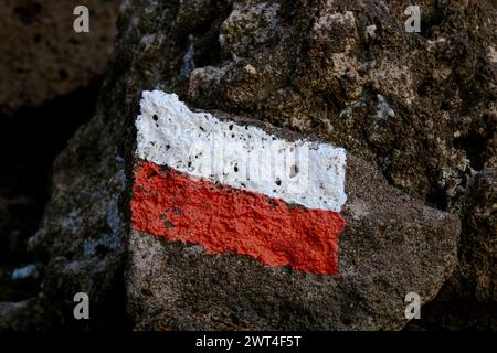 Weiß-rote Wegmarkierung auf einem vulkanischen Felsen im Ätna Park, Sizilien, Italien Stockfoto