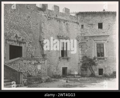 Latium Latina Sermoneta Castello Caetani7. Hutzel, Max 1960-1990 postmittelalterlich: Ansichten anderer Architekturstrukturen in der Nähe; Architektur, Architekturskulptur (17. Jahrhundert) Innenräume sind Möbel, Wandmalereien (16. Jahrhundert), Skulptur der in Deutschland geborene Fotograf und Gelehrte Max Hutzel (1911–1988), fotografiert in Italien von den frühen 1960er Jahren bis zu seinem Tod. Das Ergebnis dieses Projektes, von Hutzel als Foto Arte Minore bezeichnet, ist eine gründliche Dokumentation der kunsthistorischen Entwicklung in Italien bis zum 18. Jahrhundert, einschließlich der Objekte der Etrusker und Römer sowie der Etagengegenstände Stockfoto