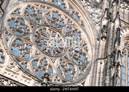 Gotische Architektur mit detaillierten Steinschnitzereien am Eingang der Kathedrale während des Tages. Prag, Tschechische Republik Stockfoto