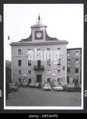 Lazio Viterbo Orte Municipio. Hutzel, Max 1960-1990 postmittelalterliche Architektur der deutsche Fotograf und Gelehrte Max Hutzel (1911–1988) fotografierte in Italien von den frühen 1960er Jahren bis zu seinem Tod. Das Ergebnis dieses Projektes, von Hutzel als Foto Arte Minore bezeichnet, ist eine gründliche Dokumentation der kunsthistorischen Entwicklung in Italien bis zum 18. Jahrhundert, darunter Objekte der Etrusker und Römer sowie frühmittelalterliche, romanische, gotische, Renaissance- und Barockdenkmäler. Die Bilder werden nach geografischer Region in Italien, dann nach Provinz, Stadt, Standortkomplex und Denkmal geordnet. Stockfoto