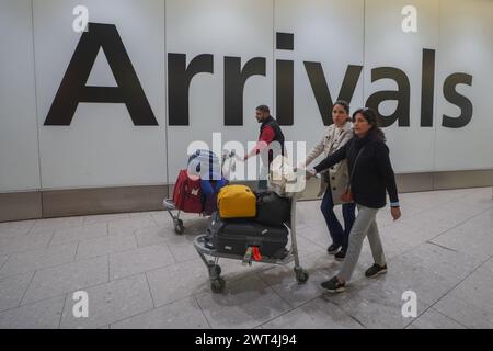 London, Vereinigtes Königreich 15. März 2024 . Reisende, die heute am Heathrow Terminal 4 ankommen. Ein großer Fehler in der Einwanderungsdatenbank des Innenministeriums hat dazu geführt, dass bei der Bearbeitung von Einwanderungsanträgen mehr als nur 76.000 Personen betroffen sind, die mit falschen Namen und Fotogrpahs aufgelistet waren. Quelle: amer Gazzal/Alamy Live News Stockfoto