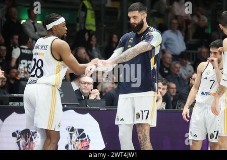 Bologna, Italien. März 2024. Guerschon Yabusele (Real Madrid) und Vincent Poirier (Real Madrid) während des Basketball-Europameisterschaftsspiels Segafredo Virtus Bologna gegen Real Madrid. Bologna, 15. März 2024 in der Segafredo Arena Credit: Independent Photo Agency/Alamy Live News Stockfoto