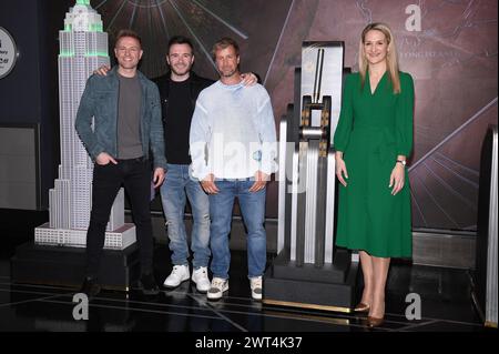 New York, USA. März 2024. Mitglieder der irischen Popgruppe Westlife, (l-r) Nicky Byrne, Shane Filan, Kian Egan und Helen McEntee, Justizministerin für Irland, drehen den Schalter während der Anzündungszeremonie des Empire State Building um die St. Patrick's Day, New York, NY, 15. März 2024. Foto: Anthony Behar/SIPA USA) Credit: SIPA USA/Alamy Live News Stockfoto