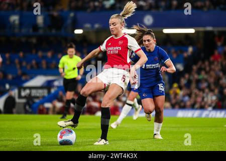 London, Großbritannien. März 2024. Arsenals Leah Williamson kämpft um den Ball gegen Eve Perisset von Chelsea während des Spiels Chelsea FC Women gegen Arsenal Women's Super League in Stamford Bridge, London, England, Großbritannien am 15. März 2024 Credit: Every Second Media/Alamy Live News Stockfoto