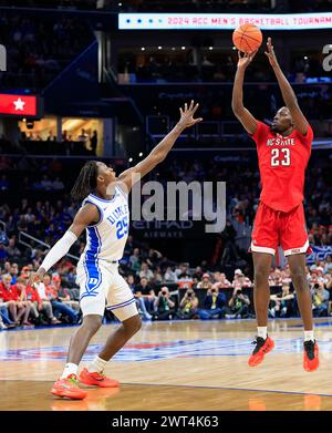 14. März 2024: NC State Wolfpack Stürmer (23) Mohamed Diarra trifft in der Capital One Arena in Washington, DC Justin Cooper/CSM einen Schuss über Duke Blue Devils Forward (25) Mark Mitchell Stockfoto