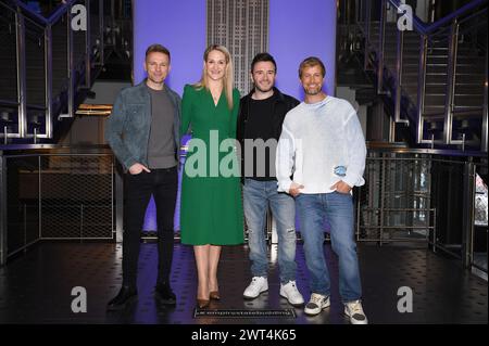 New York, USA. März 2024. Mitglieder der irischen Popgruppe Westlife, (l-r) Nicky Byrne, Helen McEntee, Justizministerin für Irland, Shane Filan und Kian Egan, posieren während der Lichtzeremonie des Empire State Building, um St. Patrick's Day, New York, NY, 15. März 2024. Foto: Anthony Behar/SIPA USA) Credit: SIPA USA/Alamy Live News Stockfoto