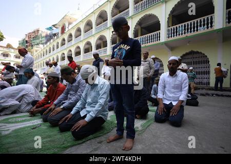 Am ersten Freitag des heiligen Monats Ramadan am 15. März 2024 nehmen die Anhänger des nepalesischen Islam am Namaz in einer Moschee in der Hauptstadt Kathmandu Teil. Ramadan, der neunte Monat des muslimischen Kalenders, ist eine der heiligsten Zeiten, da man glaubt, dass der Koran zum ersten Mal vom Himmel auf die Erde kam. Der heilige Koran wird als Anleitung für Männer und Frauen, als Weisungserklärung und als Heilmittel angesehen. Einen Monat lang beobachten die Muslime ein striktes Fasten von Sonnenaufgang bis Sonnenuntergang. Nach der Religion ist Fasten ein privater Akt der Anbetung brin Stockfoto