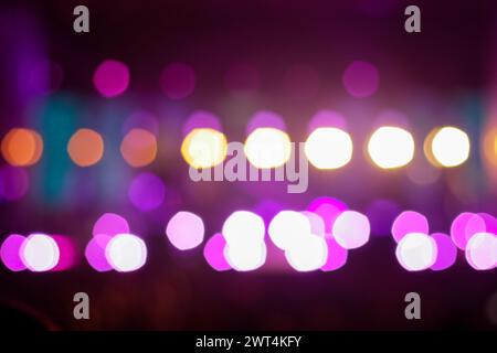 Violettes Bokeh festlicher abstrakter Hintergrund. Verschwommen. Festlicher lila Bokeh-Hintergrund, perfekt für Feiern. Feier, Festlichkeit, Abstraktion, geldautomat Stockfoto