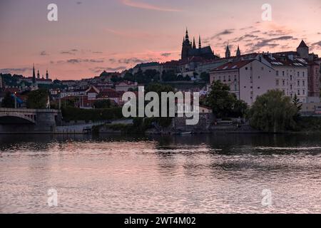 Malerischer Blick auf den Fluss Moldau bei Sonnenuntergang im Sommer. Praga, Tschechische Republik. Stockfoto