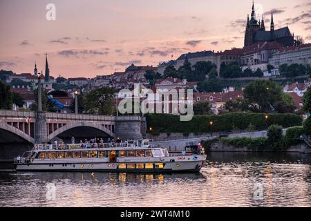 Malerischer Blick auf den Fluss Moldau bei Sonnenuntergang im Sommer. Praga, Tschechische Republik. Stockfoto