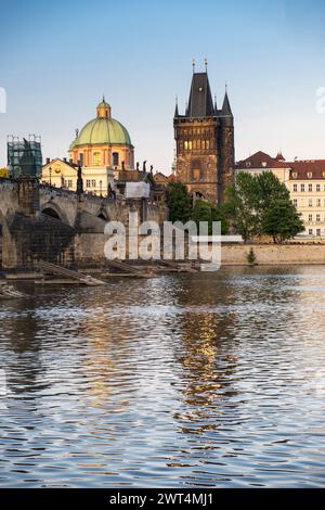 Sonnenuntergang Über Der Karlsbrücke Mit Gotischen Türmen. Prag, Tschechische Republik Stockfoto