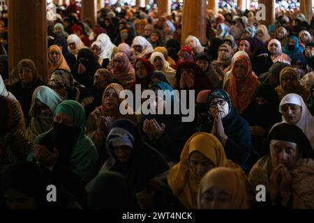 Srinagar, Indien. März 2024. 15. März 2024, Srinagar, Indien: Kaschmirfrauen beten in der Jamia Masjid oder der Großen Moschee am ersten Freitag des Ramadan in Srinagar. Muslime auf der ganzen Welt begehen den heiligen Monat Ramadan, wenn die Gläubigen von morgens bis abends fasten. Am 15. März 2024 in Srinagar, Indien. (Foto: Firdous Nazir/ Credit: Eyepix Group/Alamy Live News Stockfoto