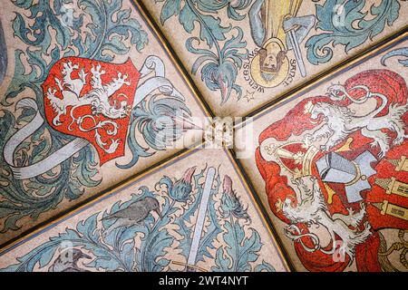 Reich verzierte Deckenfresken mit mittelalterlichen Wappensymbolen in einem alten Palast. Prag, Tschechische Republik Stockfoto
