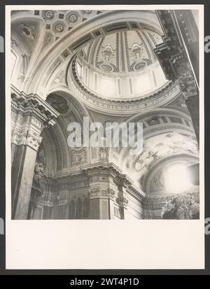 Lazio Viterbo Ronciglione Ss. Pietro e Caterina. Hutzel, Max 1960-1990 postmittelalterliche Architektur, Skulptur, Tabernakel, Malerei, Deckenfresken. Der Dom ist ein barockes Gebäude nach einem Entwurf von Pietro da Cortona. Die Fassade wurde im 17. Jahrhundert von Carlo Rainaldi (1671–1695) renoviert, und der campanile wurde 1734 hinzugefügt. Auf einem Queraltar befindet sich ein Triptychon des Erlösers, das Christus, die Jungfrau und den Heiligen Johannes darstellt. Das Triptychon von Gabriele di Francesco von Viterbo stammt aus dem 15. Jahrhundert. Direkt über dem Altar befindet sich ein Gemälde der Himmelfahrt von Francesco Tre Stockfoto