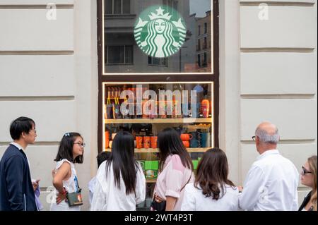 Madrid, Spanien. September 2023. Fußgänger spazieren an der amerikanischen multinationalen Starbucks Coffee Store in Spanien vorbei. (Credit Image: © Xavi Lopez/SOPA Images via ZUMA Press Wire) NUR REDAKTIONELLE VERWENDUNG! Nicht für kommerzielle ZWECKE! Stockfoto
