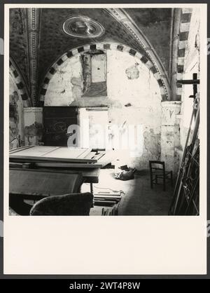 Toskana Siena Asciano Casa Corboli. Hutzel, Max 1960-1990 profanes Gebäude aus dem 13. Bis 14. Jahrhundert. Im Oratorium befinden sich Fresken, die die vier Jahreszeiten und andere weltliche Szenen darstellen. Antiquitäten: Polychromes Mosaik aus dem 2. Jahrhundert n. Chr., Maskaron oder möglicher Brunnen. Zwei Mosaike im Untergeschoss des Gebäudes. Sie haben geometrische Muster mit verbundenen Kreisen und pflanzlichen Rosetten. An der Grenze befinden sich vierzackige Stern-, Dreieck- und Zunge- und Dart-Motive. Quadrate, die durch Salomons Knoten verbunden sind. Hinweise zum Objekt Zunge und Dart: Es sind keine Negative von Asciano verfügbar, siehe „Mosaike“ für montierte Platte Stockfoto