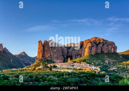 Mallos de Aguero Felsen bei Sonnenuntergang, Provinz Huesca, Aragon, Spanien. Stockfoto