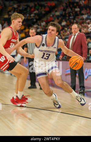 Minneapolis, Minnesota, USA. März 2024. Der nordwestliche Wildkatzenschützer BROOKS BARNHIZER (13) greift den Korb während eines Spiels zwischen Northwestern und Wisconsin während des TIAA Big10 Männer Basketballturniers 2024 im Target Center in Minneapolis am 15. März 2024 an. Wisconsin gewann 70:61. (Kreditbild: © Steven Garcia/ZUMA Press Wire) NUR REDAKTIONELLE VERWENDUNG! Nicht für kommerzielle ZWECKE! Stockfoto