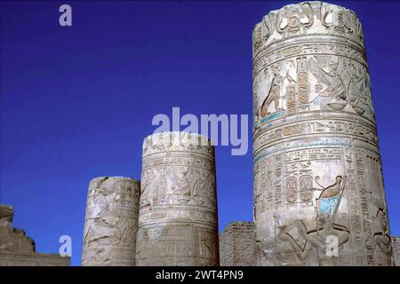 Farbenfrohe Säule, aufgenommen 1990, KOM Ombo, Assuan, Ägypten Stockfoto