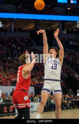 Minneapolis, Minnesota, USA. März 2024. Der nordwestliche Wildkatzenschützer BROOKS BARNHIZER (13) schießt für 2 während eines Spiels zwischen Northwestern und Wisconsin während des TIAA Big10 Männer Basketball Turniers 2024 im Target Center in Minneapolis am 15. März 2024. Wisconsin gewann 70:61. (Kreditbild: © Steven Garcia/ZUMA Press Wire) NUR REDAKTIONELLE VERWENDUNG! Nicht für kommerzielle ZWECKE! Stockfoto