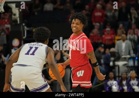 Minneapolis, Minnesota, USA. März 2024. Wisconsin Badgers schützen KAMARI MCGEE (4) Lächeln während eines Spiels zwischen Northwestern und Wisconsin während des TIAA Big10 Männer Basketballturniers 2024 im Target Center in Minneapolis am 15. März 2024. Wisconsin gewann 70:61. (Kreditbild: © Steven Garcia/ZUMA Press Wire) NUR REDAKTIONELLE VERWENDUNG! Nicht für kommerzielle ZWECKE! Stockfoto