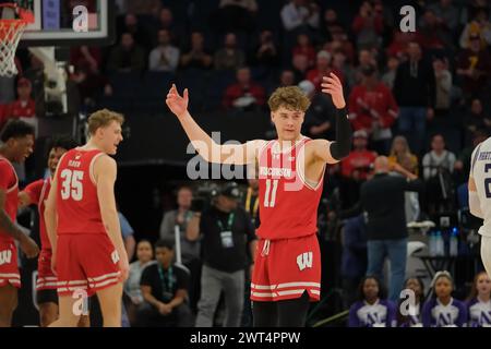 Minneapolis, Minnesota, USA. März 2024. Der Wisconsin Badgers Guard MAX KLESMIT (11) feiert während eines Spiels zwischen Northwestern und Wisconsin während des TIAA Big10 Männer Basketballturniers 2024 im Target Center in Minneapolis am 15. März 2024. Wisconsin gewann 70:61. (Kreditbild: © Steven Garcia/ZUMA Press Wire) NUR REDAKTIONELLE VERWENDUNG! Nicht für kommerzielle ZWECKE! Stockfoto