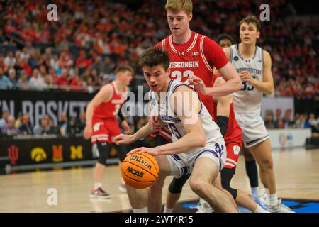 Minneapolis, Minnesota, USA. März 2024. Der nordwestliche Wildkatzenschützer BROOKS BARNHIZER (13) kontrolliert den Ball während eines Spiels zwischen Northwestern und Wisconsin während des TIAA Big10 Männer Basketball Turniers 2024 im Target Center in Minneapolis am 15. März 2024. Wisconsin gewann 70:61. (Kreditbild: © Steven Garcia/ZUMA Press Wire) NUR REDAKTIONELLE VERWENDUNG! Nicht für kommerzielle ZWECKE! Stockfoto