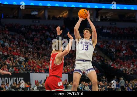 Minneapolis, Minnesota, USA. März 2024. Der nordwestliche Wildkatzenschützer BROOKS BARNHIZER (13) schießt für 2 während eines Spiels zwischen Northwestern und Wisconsin während des TIAA Big10 Männer Basketball Turniers 2024 im Target Center in Minneapolis am 15. März 2024. Wisconsin gewann 70:61. (Kreditbild: © Steven Garcia/ZUMA Press Wire) NUR REDAKTIONELLE VERWENDUNG! Nicht für kommerzielle ZWECKE! Stockfoto