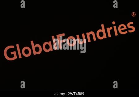 Dresden, Deutschland. März 2024. Das Logo des Chip-Herstellers Global Gießereien ist während des Besuchs des Präsidenten der Tschechischen Republik im Werk an einer Wand zu sehen. Robert Michael/dpa/Alamy Live News Stockfoto