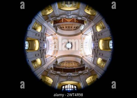 Dresden, Deutschland. März 2024. Blick in die Kuppelhalle der Staatskanzlei, Sitz des sächsischen Ministerpräsidenten. Robert Michael/dpa/Alamy Live News Stockfoto