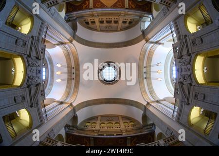 Dresden, Deutschland. März 2024. Blick in die Kuppelhalle der Staatskanzlei, Sitz des sächsischen Ministerpräsidenten. Robert Michael/dpa/Alamy Live News Stockfoto