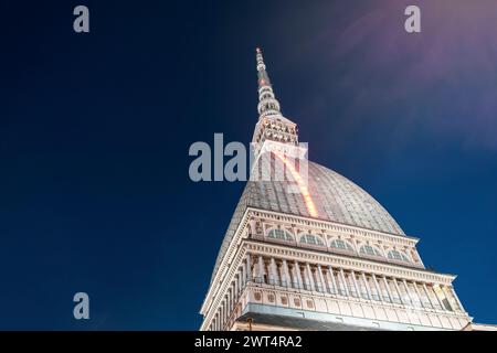 Der majestätische Maulwurf Antonelliana gegen Sonnenuntergang. Turin, Italien Stockfoto