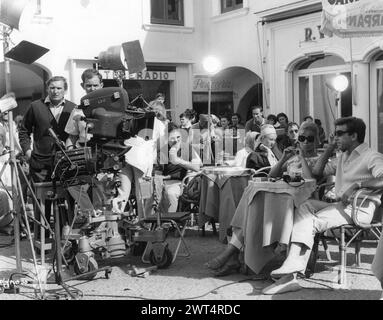 Ein offenes Foto der britischen Schauspielerin JULIE CHRISTIE und ROLAND CURRAM mit dem Kamerateam, das eine Szene in Capri für den DARLING 1965 drehte Regisseur JOHN SCHLESINGER Drehbuch FREDERIC RAPHAEL Kostümdesign JULIE HARRIS Music JOHN DANKWORTH Vic-Appia Films / Anglo Amalgamated Stockfoto