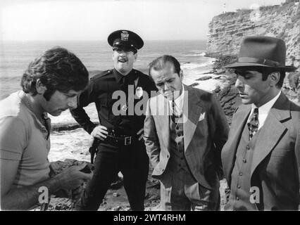 Der polnische Filmregisseur ROMAN POLANSKI diskutiert eine Szene mit LEE de BROUX, JACK NICHOLSON und PERRY LOPEZ vor Ort für CHINATOWN 1974 Schriftsteller ROBERT TOWNE Costume Design ANTHEA SYLBERT Music JERRY GOLDSMITH Paramount Pictures Stockfoto