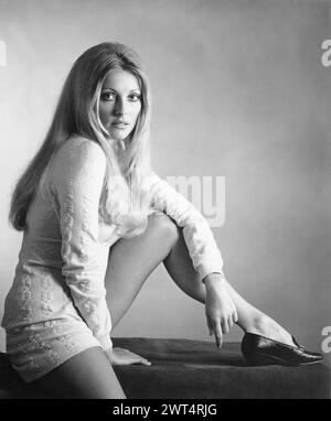 Publicity Porträt der Schauspielerin SHARON TATE im TAL DER PUPPEN 1967 Regisseur MARK ROBSON Roman JACQUELINE SUSANN Kostümdesign TRAVILLA 20th Century Fox Stockfoto