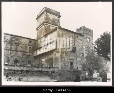 Lazio Rieti Stimigliano Torre dell'orlogio. Hutzel, Max 1960-1990 postmittelalterliche Architektur. Der Turm dient als Haupteingang der Stadt und ist mit dem Wappen der Orsini-Familie und Zinnen auf dem Gebäude verziert. Der in Deutschland geborene Fotograf und Gelehrte Max Hutzel (1911–1988) fotografierte in Italien von den frühen 1960er Jahren bis zu seinem Tod. Das Ergebnis dieses Projektes, von Hutzel als Foto Arte Minore bezeichnet, ist eine gründliche Dokumentation der kunsthistorischen Entwicklung in Italien bis zum 18. Jahrhundert, einschließlich der Objekte der Etrusker und Römer sowie des frühmittelalterlichen Ro Stockfoto