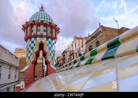 Mosaik vor der Casa Vicens, Dach, Dachziegel, modernistisches Architekturgebäude von Antoni Gaudí, Viertel Gràcia, Barcelona, Spanien Stockfoto