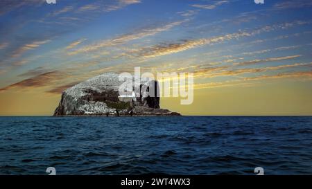 Im Firth of Forth, 106 Meter über dem Meeresspiegel gelegen, könnte Bass Rock von weitem mit einem Eisberg verwechselt werden. Stockfoto