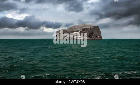 Im Firth of Forth, 106 Meter über dem Meeresspiegel gelegen, könnte Bass Rock von weitem mit einem Eisberg verwechselt werden. Stockfoto