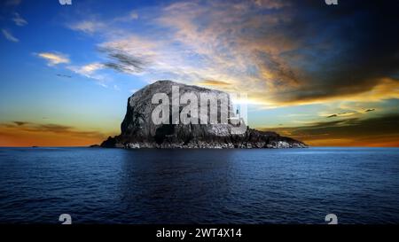 Im Firth of Forth, 106 Meter über dem Meeresspiegel gelegen, könnte Bass Rock von weitem mit einem Eisberg verwechselt werden. Stockfoto