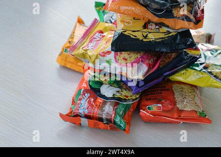 KIEW, UKRAINE - 31. OKTOBER 2023 viele Packungen Instant-Nudeln für schnelles Kochen von verschiedenen Marken und Herstellern aus nächster Nähe Stockfoto