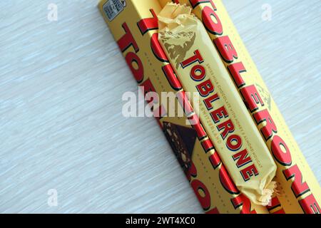 KIEW, UKRAINE - 31. OKTOBER 2023 gelbe Toblerone Schokoladenriegel. Toblerone entstand um 1908 in der Schweiz und wurde von Theodor Tobler gegründet Stockfoto