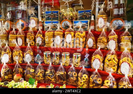 Burano, Italien - 6. Oktober 2019: Bussola Buranello Cookies sind traditionelle Kekse in Form von rückwärtigem S oder Kreis in der Bäckerei La Pasticceria Carmelina Palmisano auf der Insel Burano, Venedig, Italien. Stockfoto