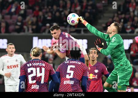 Köln, Deutschland. März 2024. Fußball: Bundesliga, 1. FC Köln - RB Leipzig, 26. Spieltag im RheinEnergieStadion, Leipziger Torhüter Peter Gulacsi (r) rettet den Ball. WICHTIGER HINWEIS: Gemäß den Vorschriften der DFL Deutscher Fußball-Liga und des DFB Deutscher Fußball-Bundes ist es verboten, im Stadion und/oder im Spiel aufgenommene Fotografien in Form von sequenziellen Bildern und/oder videoähnlichen Fotoserien zu verwenden oder zu verwenden. Quelle: Federico Gambarini/dpa/Alamy Live News Stockfoto